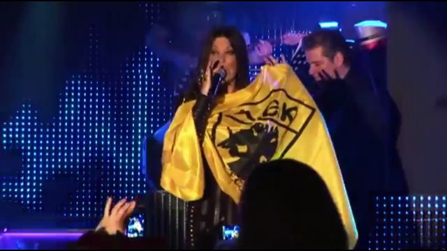 Η Άντζελα Δημητρίου τραγουδάει Αγκαλιά με την Σημαία της ΑΕΚ - Live 2013 HD