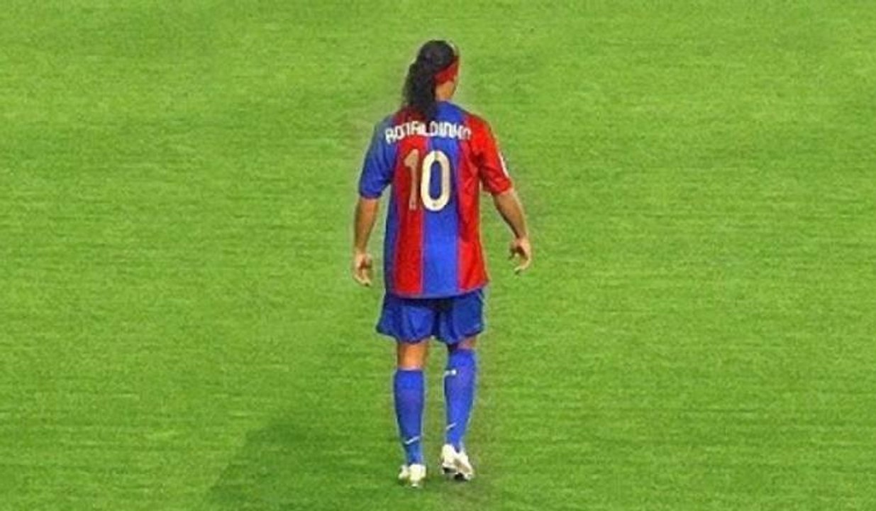 Futbolun sihirbazı Ronaldinho'nun unutulmayacak çalımları