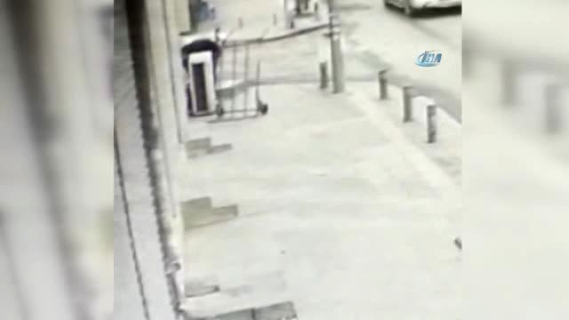 Hırsızın Rahatlığı Bu Kadarına da Pes Dedirtti...güpegündüz Yerinden Söktüğü Klimayı Böyle Çaldı