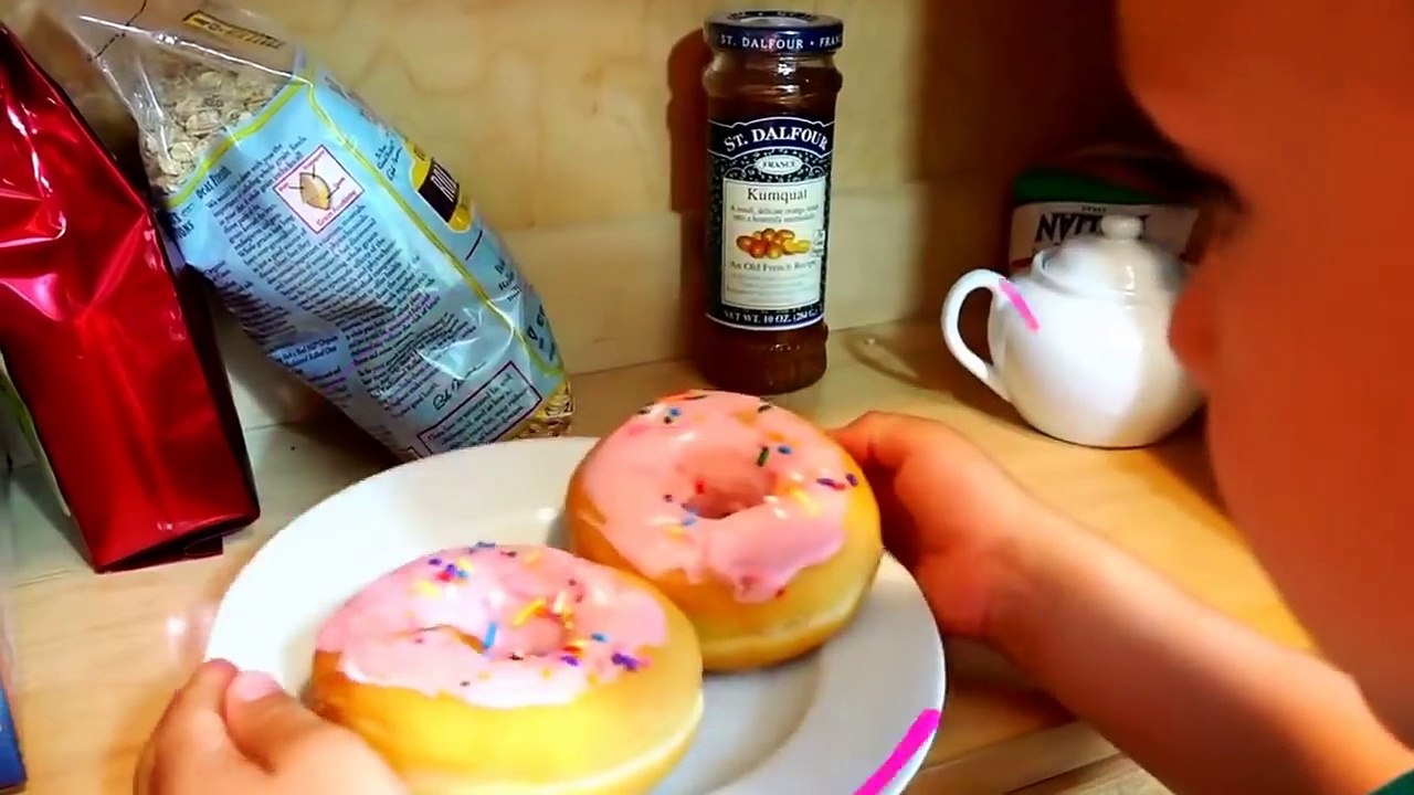 Johny Johny Yes Papa Divertidas Canciones Para Niños _ Niños Malos Y Golosinas Gigantes De Colores @