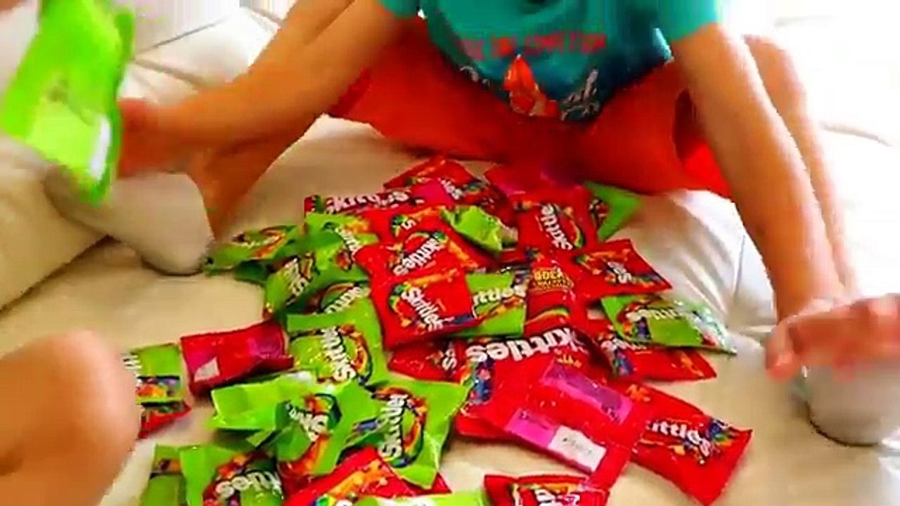 ¡niños Malos Comiendo Comida Gigante De Mcdonald! ¡accidente De Bebé! Johny Johny Yes Papa Song Rim