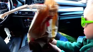 Mal Esqueleto Bebé Conduciendo Coche De Los Padres! El Disco De Mcdonald A Través De La Comida Feli