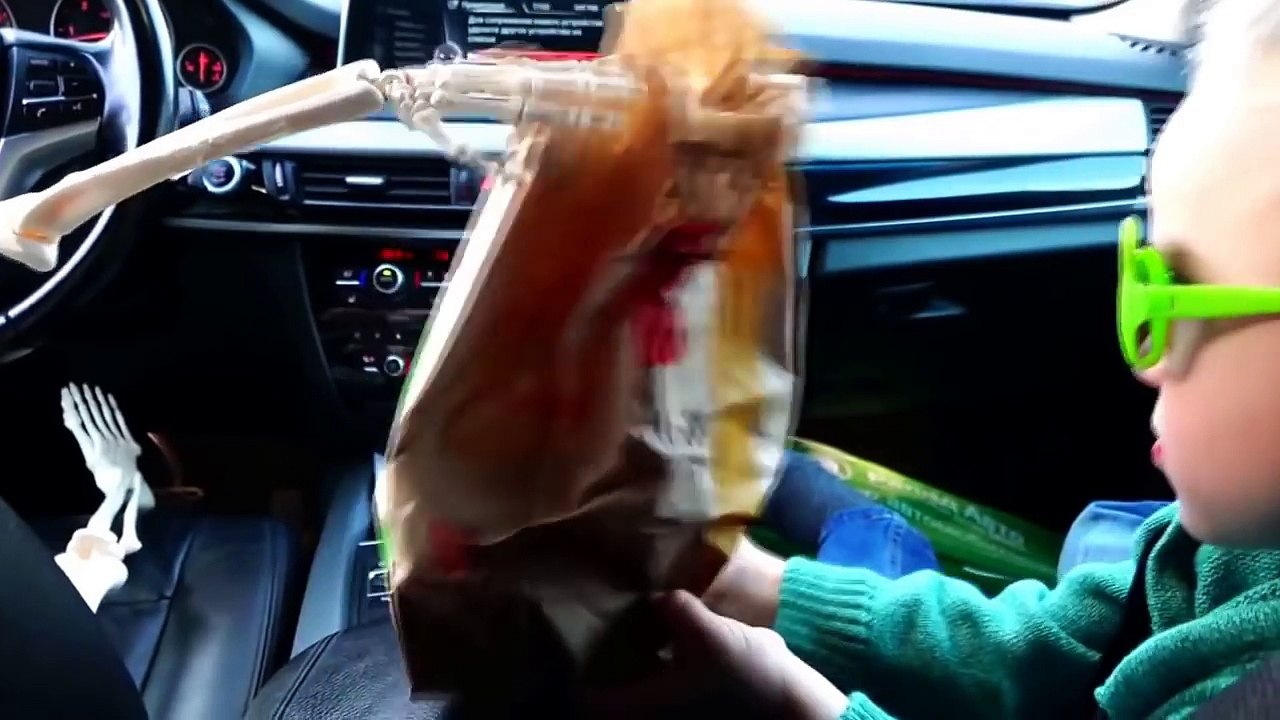 Mal Esqueleto Bebé Conduciendo Coche De Los Padres! El Disco De Mcdonald A Través De La Comida Feli