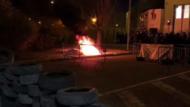 Les surveillants du centre de détention de Tarascon bloquent l'entrée de l'établissement