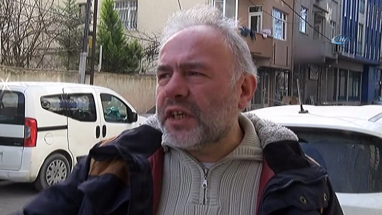 Yanlarından geçen araçlara aldırış etmeden hırsızlık yaptılar...O anlar kamerada