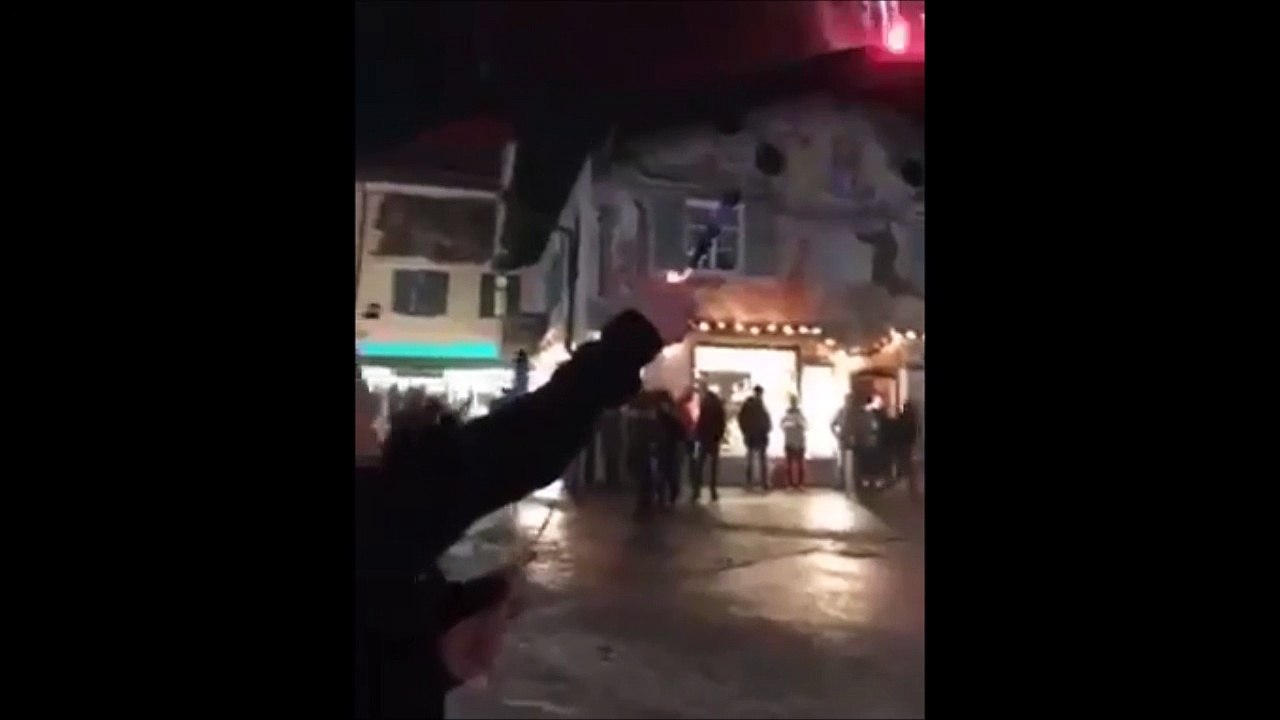 Elle rate completement son lancer de feu d'artifice qui fini dans la foule... Oups