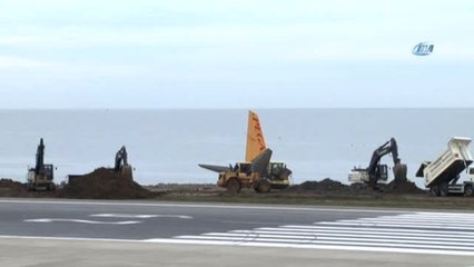 Pistten Çıkan Uçağı Bulunduğu Alandan Çıkaracak Vinçler Geldi