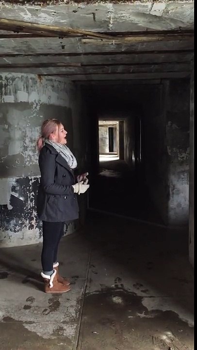 Superbe chant de l'hymne américain dans un bunker avec un écho sublime