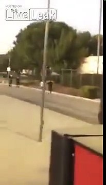 Il poursuit un policier après avoir pris un coup de Taser en pleine rue !