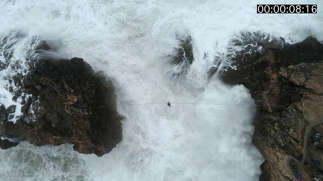 Tenir sur une sangle suspendue au-dessus des plus grosses vagues du monde !!! Slackline à Nazare au Portugal