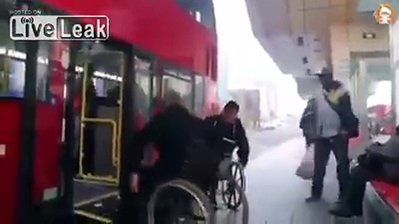 Triste : embrouille entre handicapés pour rentrer dans un bus à étages à Londres !