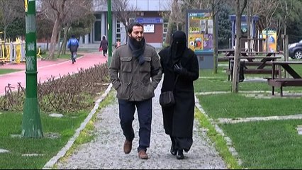 Eşinin peçesinin kabinde açılmasını isteyince polis tarafından darp edildi