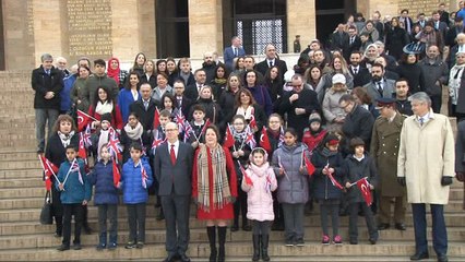 Download Video: Birleşik Krallık Büyükelçisi Dominick Chilcott, göreve başlamasının ardından Anıtkabir'i ziyaret etti