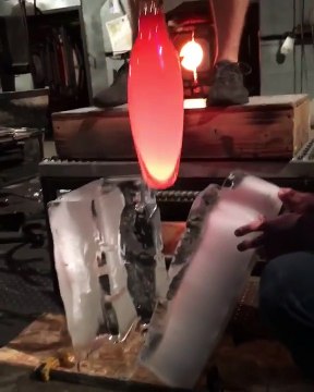 Il souffle du verre en fusion dans un bloc de glace !