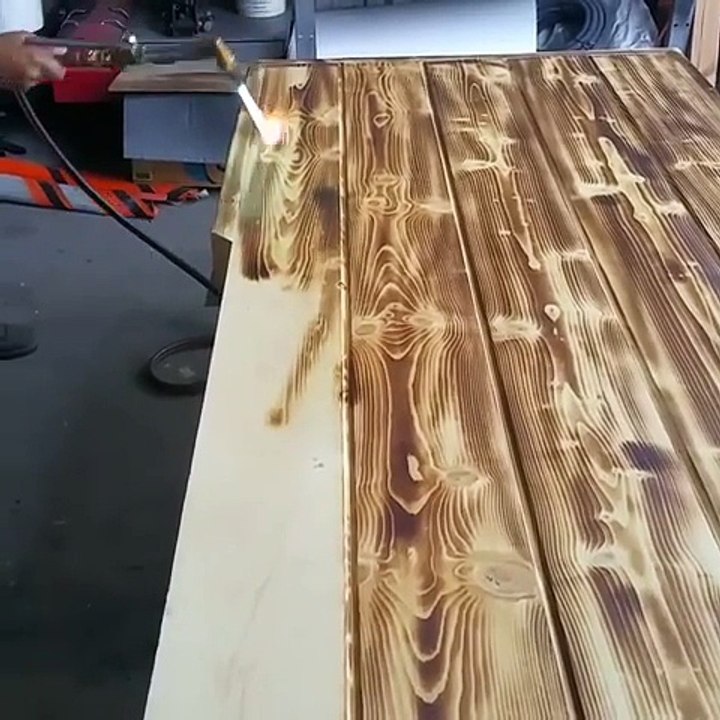 Colorer une planche de bois.. au chalumeau !