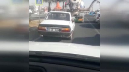 Otomobilin Penceresinden Dışarı Uzanan 2 Metrelik Ağaçla Yolculuk Kamerada