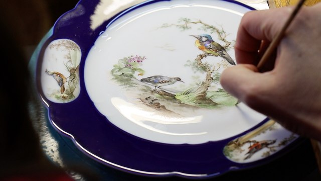 De la pâte à la couleur, leçon de porcelaine à Sèvres