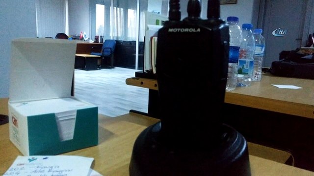 Polis babasının telsizini alan çocuk emniyeti alarma geçirdi