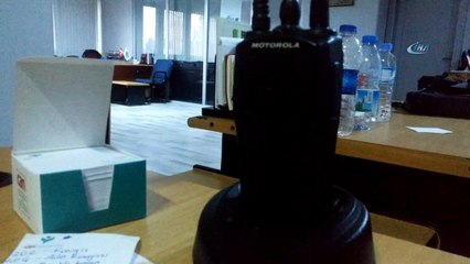 Polis babasının telsizini alan çocuk emniyeti alarma geçirdi