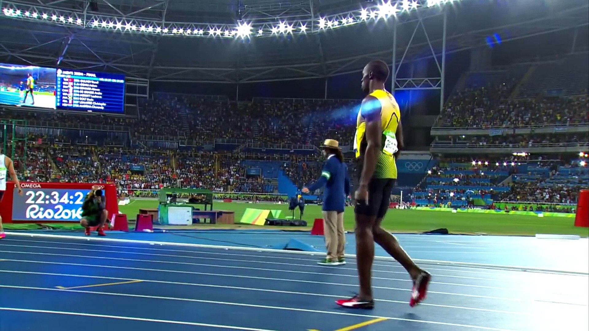 ⁣Usain Bolt wins third Olympic 200m gold