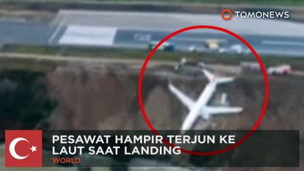 Скачать видео: Kesalahan landing pesawat tergelincir dari landasan pacu ke laut di Turki - TomoNews