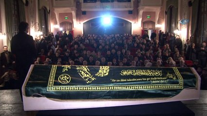 Ünlü oyuncu göreve başladığı sahneden alkışlarla uğurlandı