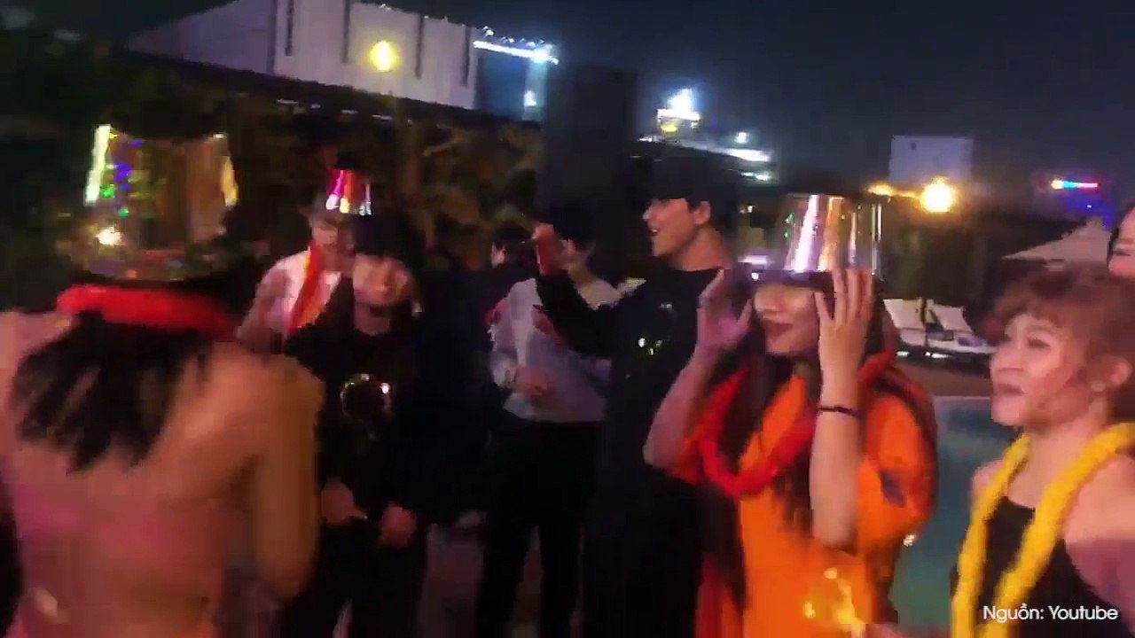 Mỹ Tâm diện đầm body nhảy xuống hồ bơi “quẩy tung nóc” cùng “đồng bọn”