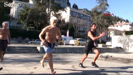 Bebek sahilde denize girdiler