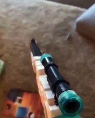 Réveiller son frère en lui tirant... entre les jambes