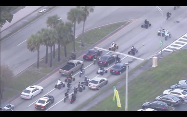 Un policier essaye d’arrêter un convoi de jeunes en motoquad mais n’arrive à rien tout seul