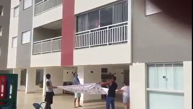 Sauvetage d'un chien suspendu à un balcon