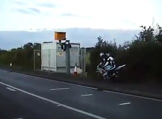 Deux motards mettent le feu à un radar automatique.