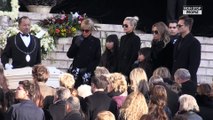 Johnny Hallyday : Laeticia effondrée sur sa tombe, les photos de ses adieux dévoilées