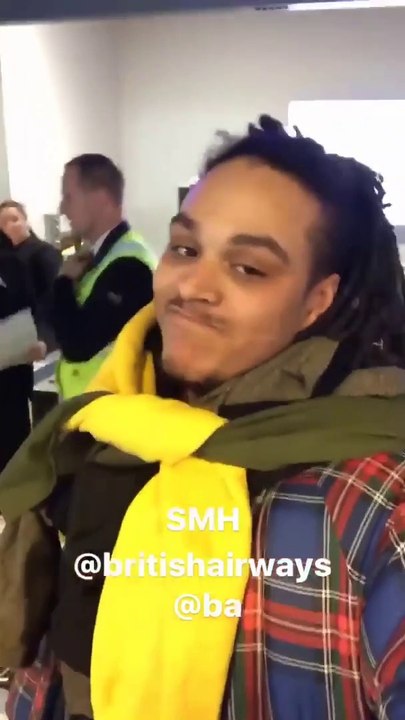 Ce passager se fait recaler par la compagnie aérienne car il a voulu embarquer sans bagage avec tout ses vetements sur lui