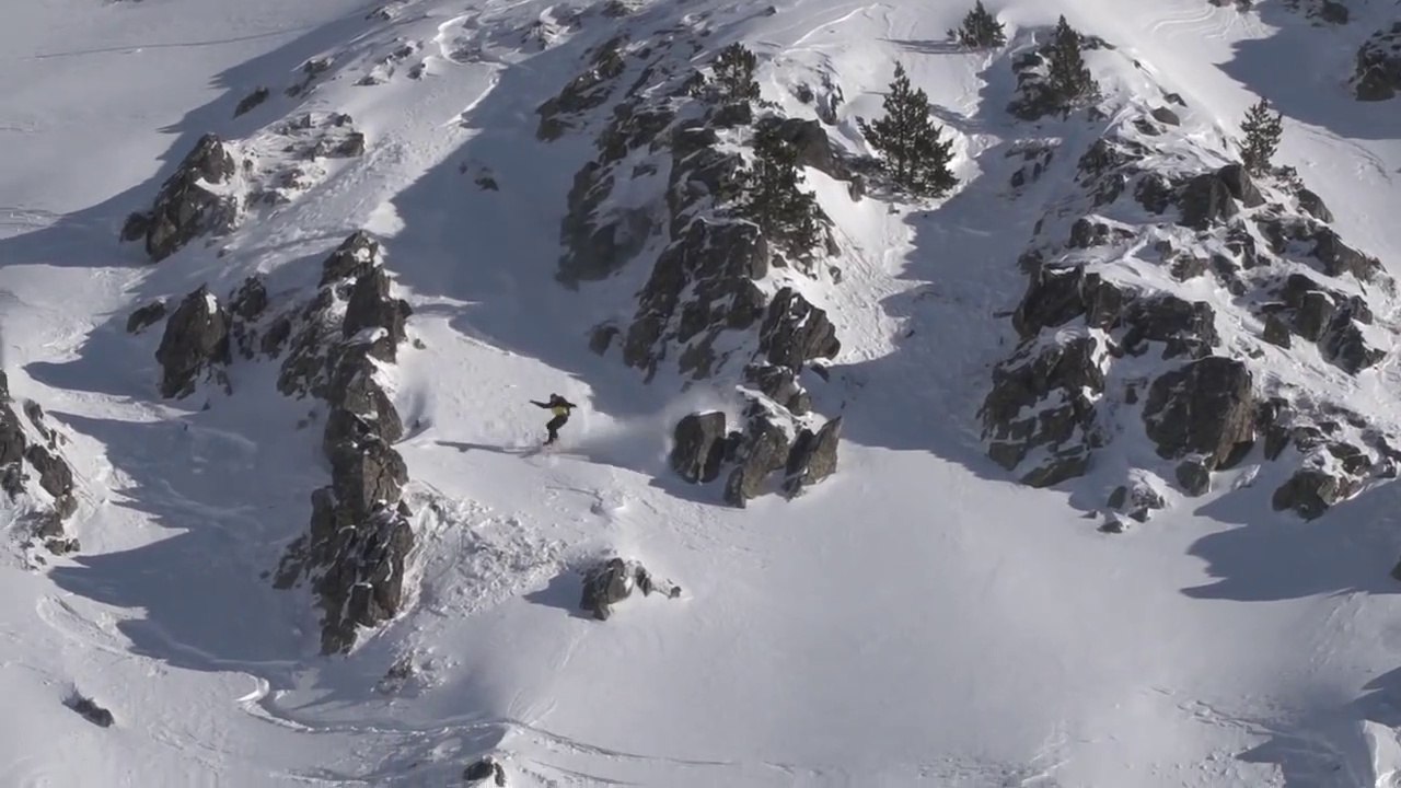 Ce snowboarder déclenche une avalanche pendant sa descente hors piste