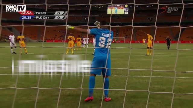 Un coup franc missile pleine lucarne des 35 mètres en Afrique du Sud