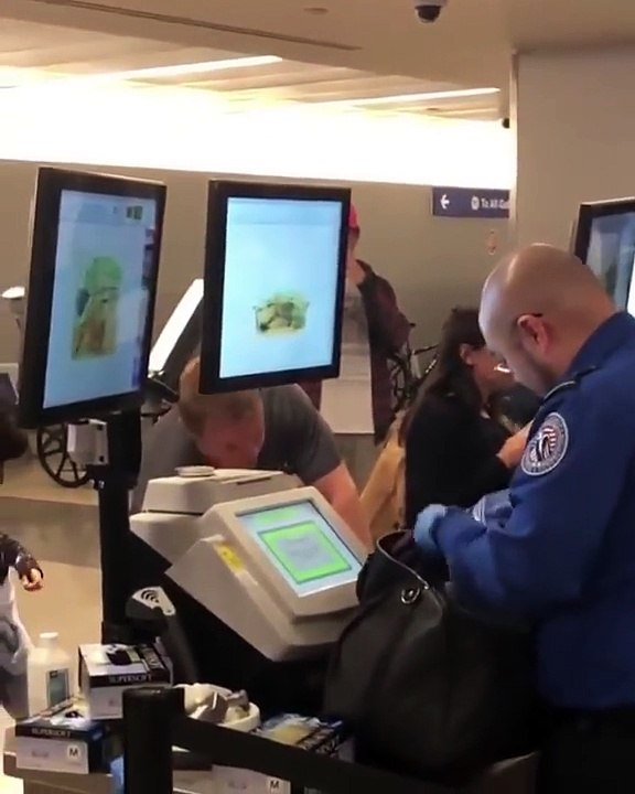 Un agent de sécurité d’un aéroport trouve un objet suspect dans le bagage d’un passager