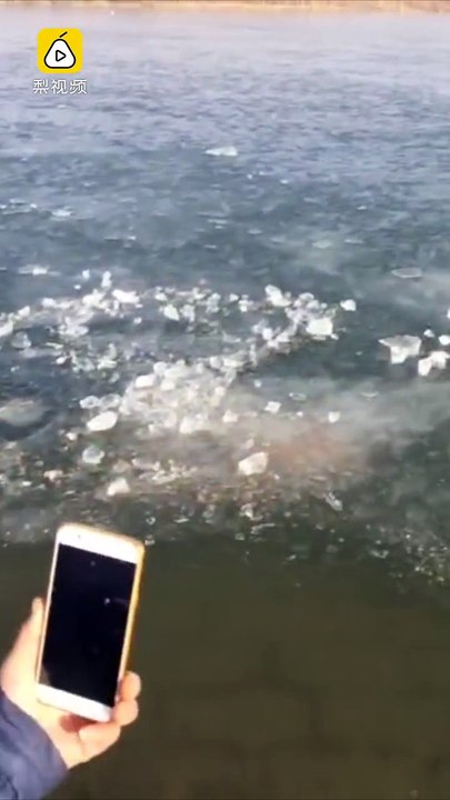 Un homme se fait très peur  il nage sous la glace mais ne trouve plus la sortie !