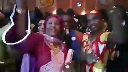 Incroyable : une première dame s’éclate au concert de Sidiki Diabaté. (vidéo)