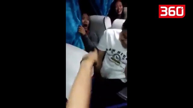 Djali që kishte fiksim i ulet pranë, vajza nuk përmbahet dhe bën reagimin që se keni parë kurrë (360video)