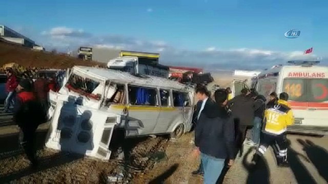 Bursa'da feci kaza...Servis minibüsünün taklalar attığı kaza kamerada