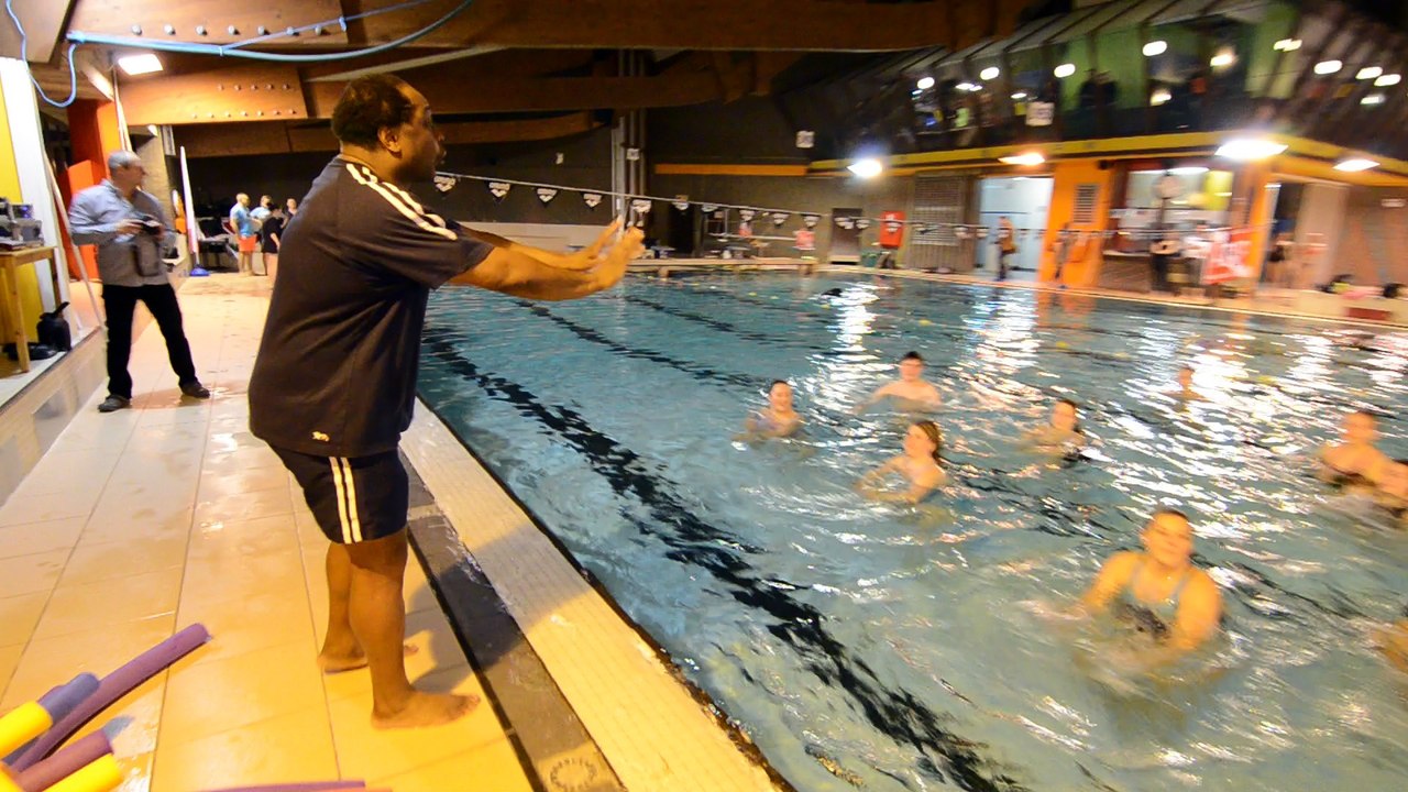 Cours d'aquagym lors de l'aqua night à la piscine de Huy