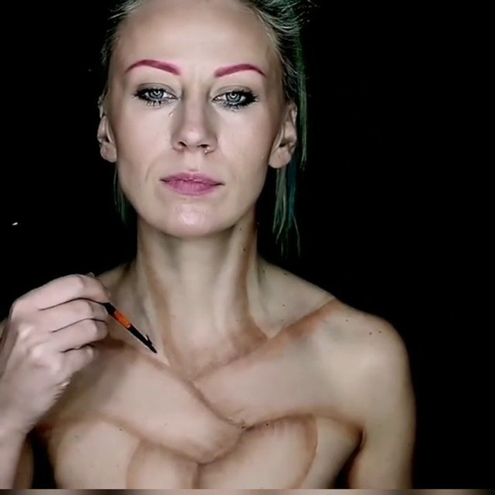 Watch this women how he paint in her body