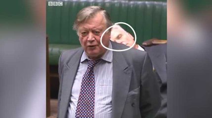 Ce politicien britannique s'est complètement endormi pendant que son collègue parlait