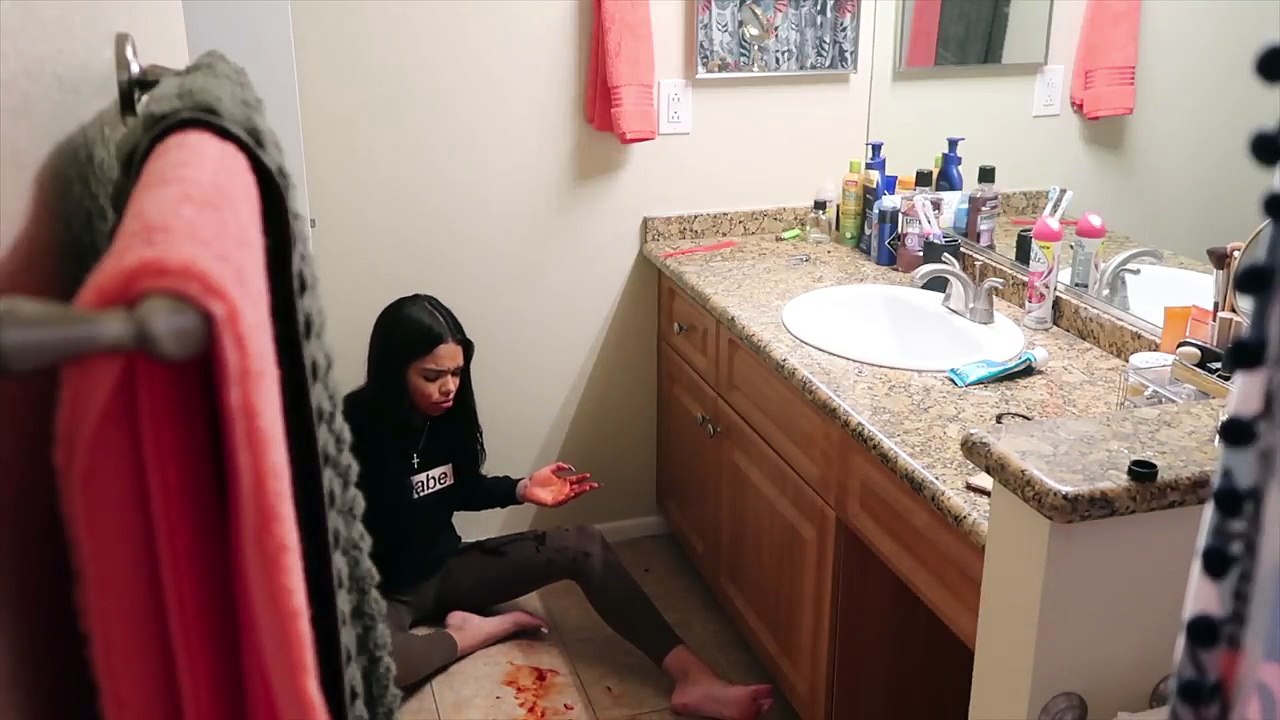 GIRLFRIEND THROWS UP BLOOD PRANK ON BOYFRIEND!!! GOLDJUICE video