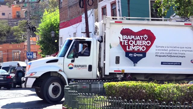 Ante la crisis de basura que vive la ciudad, camiones recolectores de basura de Irapuato, recorren las calles de la capi