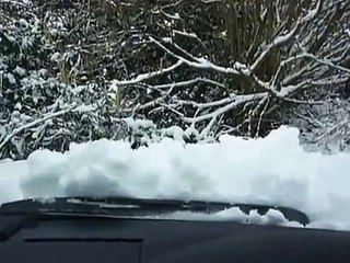 Land Rover Discovery 4 drives in snow