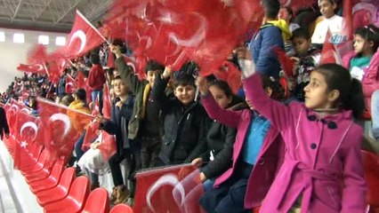 Yenişehir Belediyesi bin 71 minik yüzücüye malzeme dağıttı