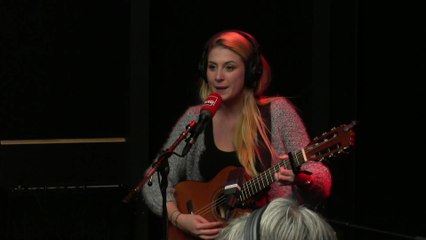 Laura Laune chante dans Par Jupiter !