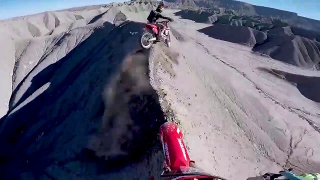 Ces 2 motards ont frolé le drame sur une crête de montagne... Chaud